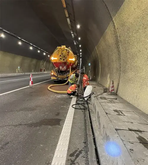 连云港隧道排水渠清淤